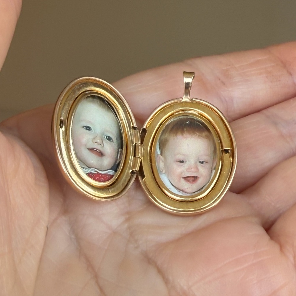 14k Gold Oval locket Pendant Necklace - Picture 8 of 8
